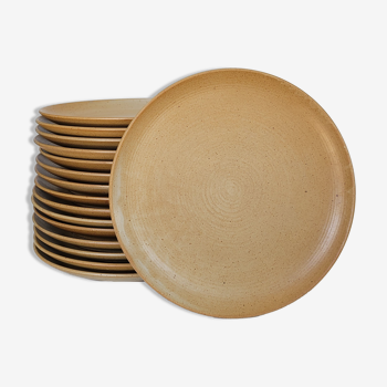 Set of 16 stoneware plates