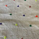 Tapis berbère à pois fluo