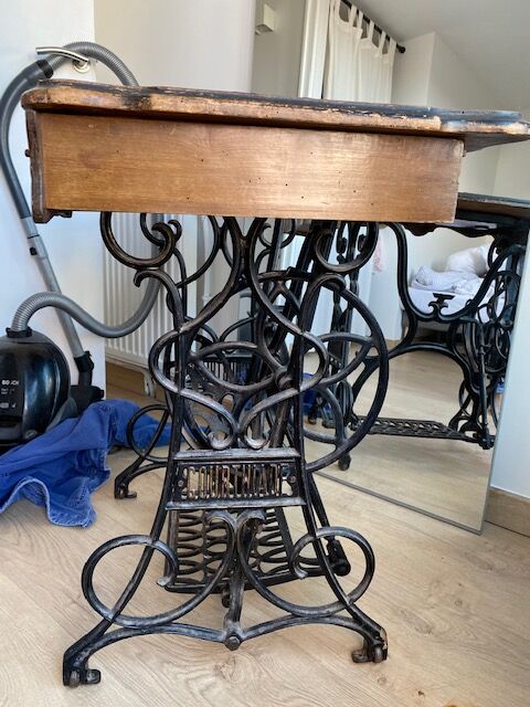 Courthiade period sewing machine