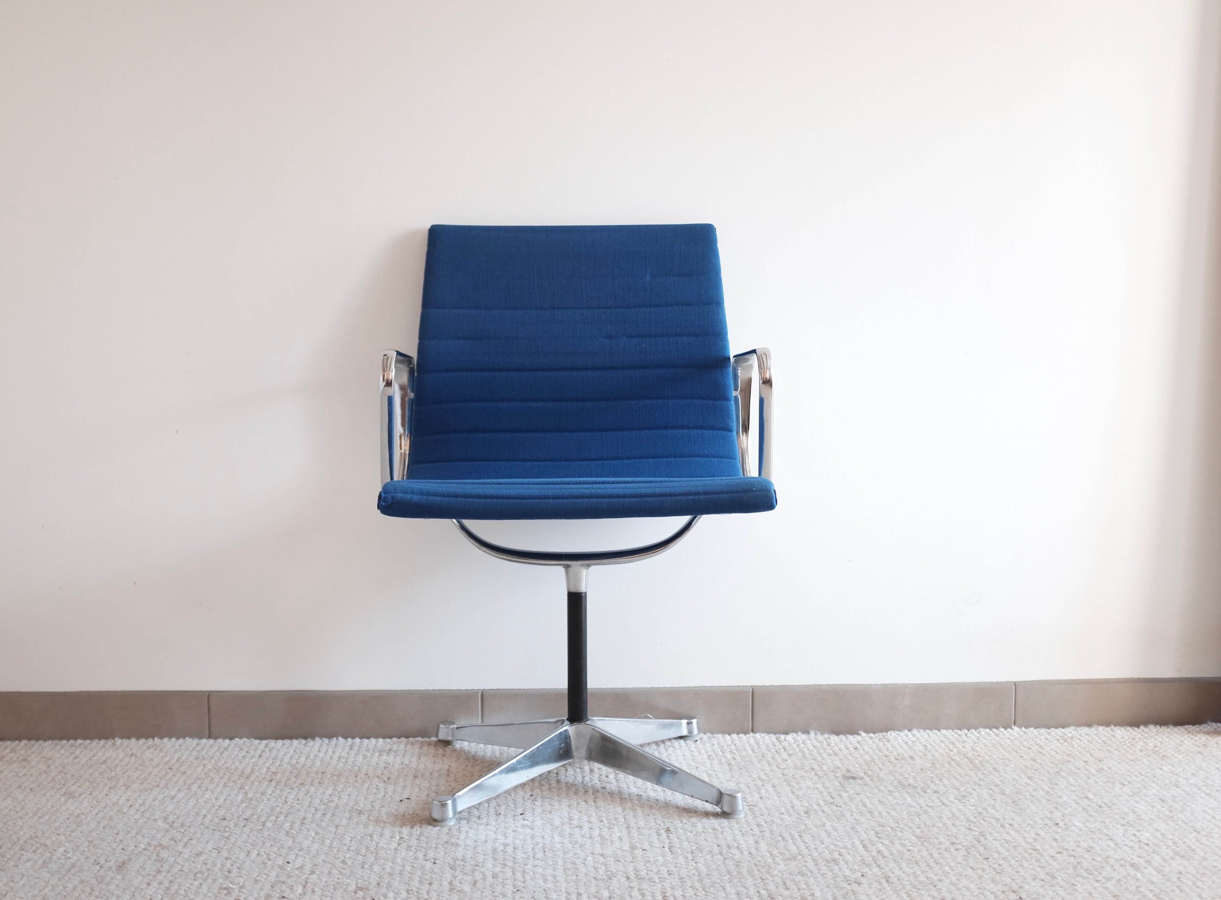 Office chair Eames Model EA 108
