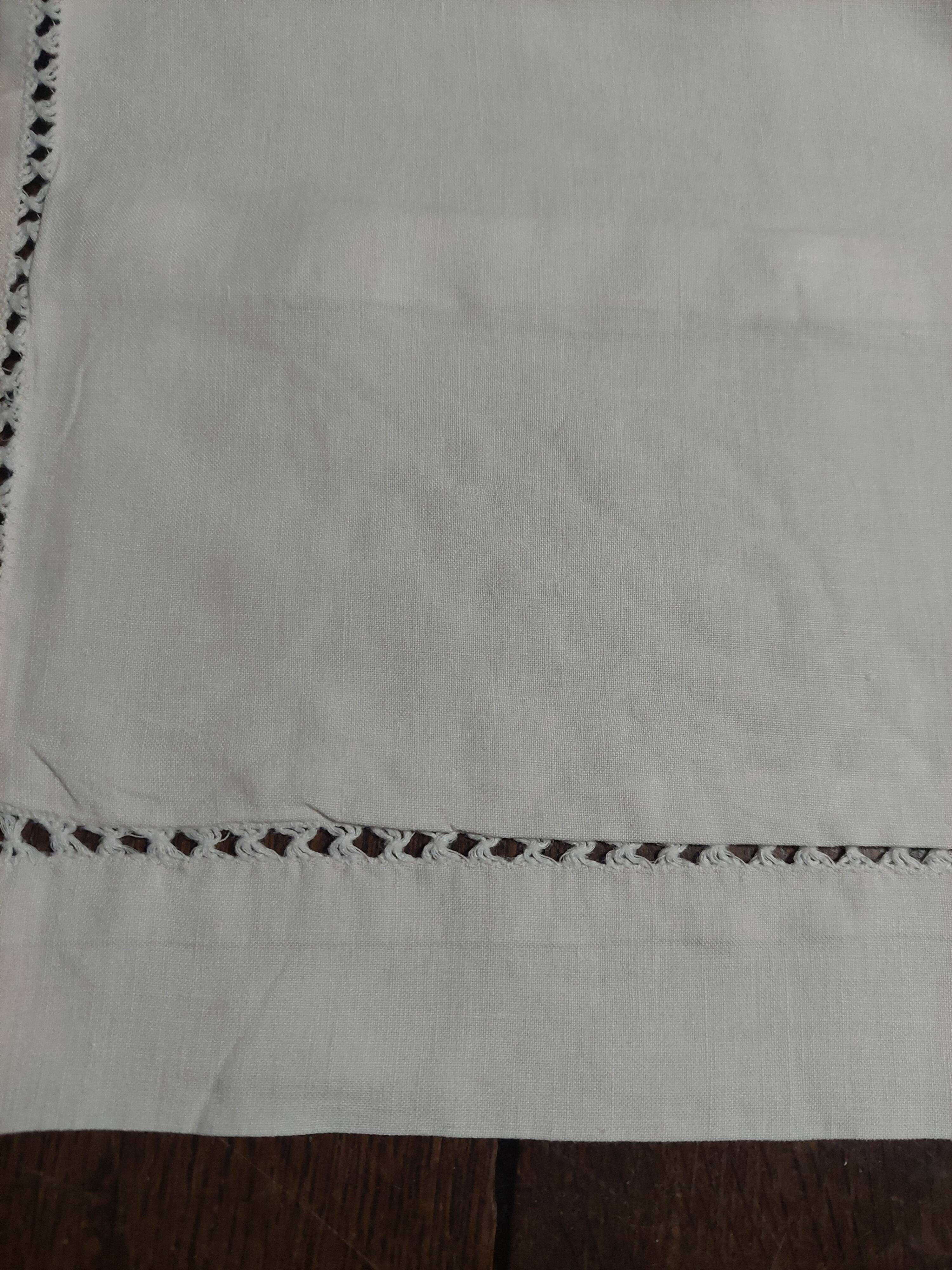 Old linen tablecloth, fine, with button closure, 75 x 75 cm.