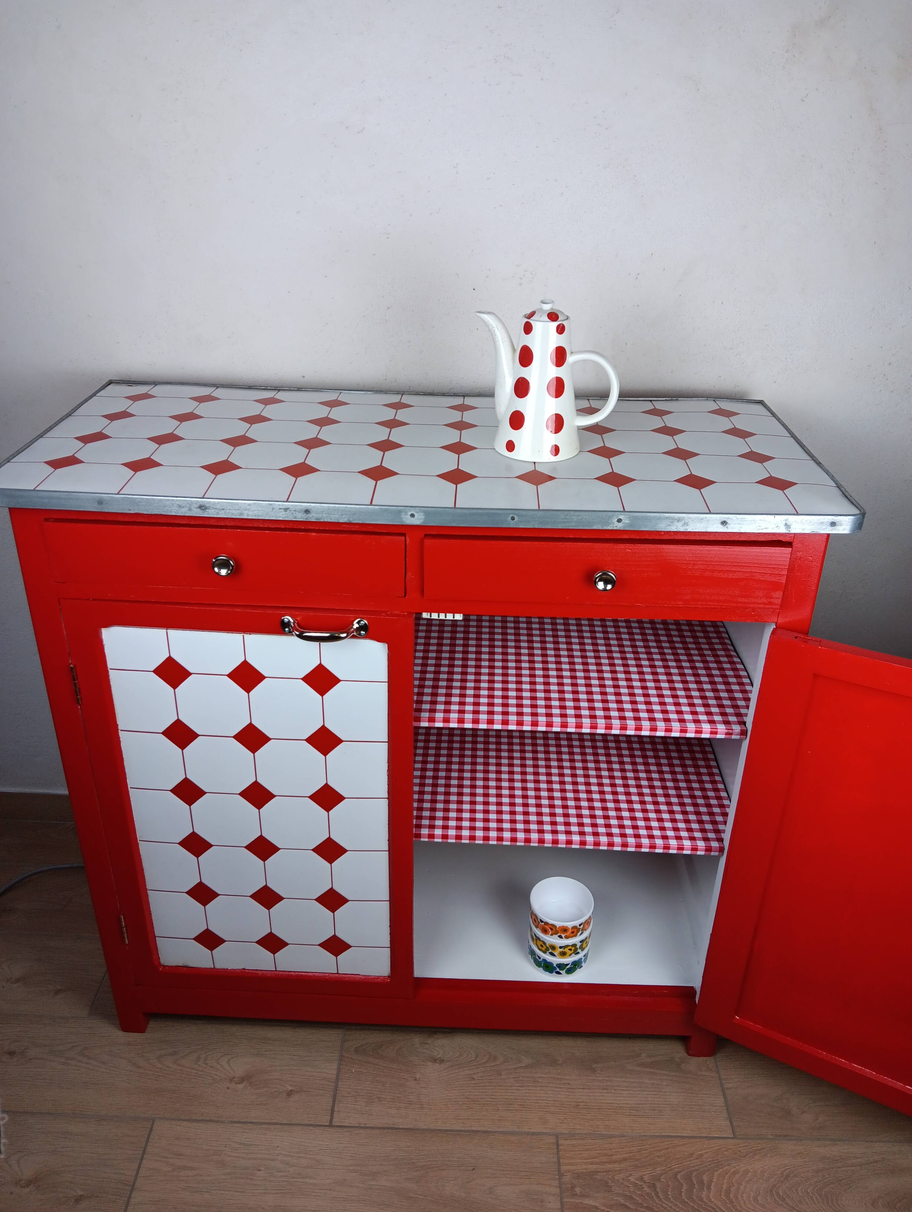 Meuble de métier , buffet parisien en tôle émaillé rouge et blanc