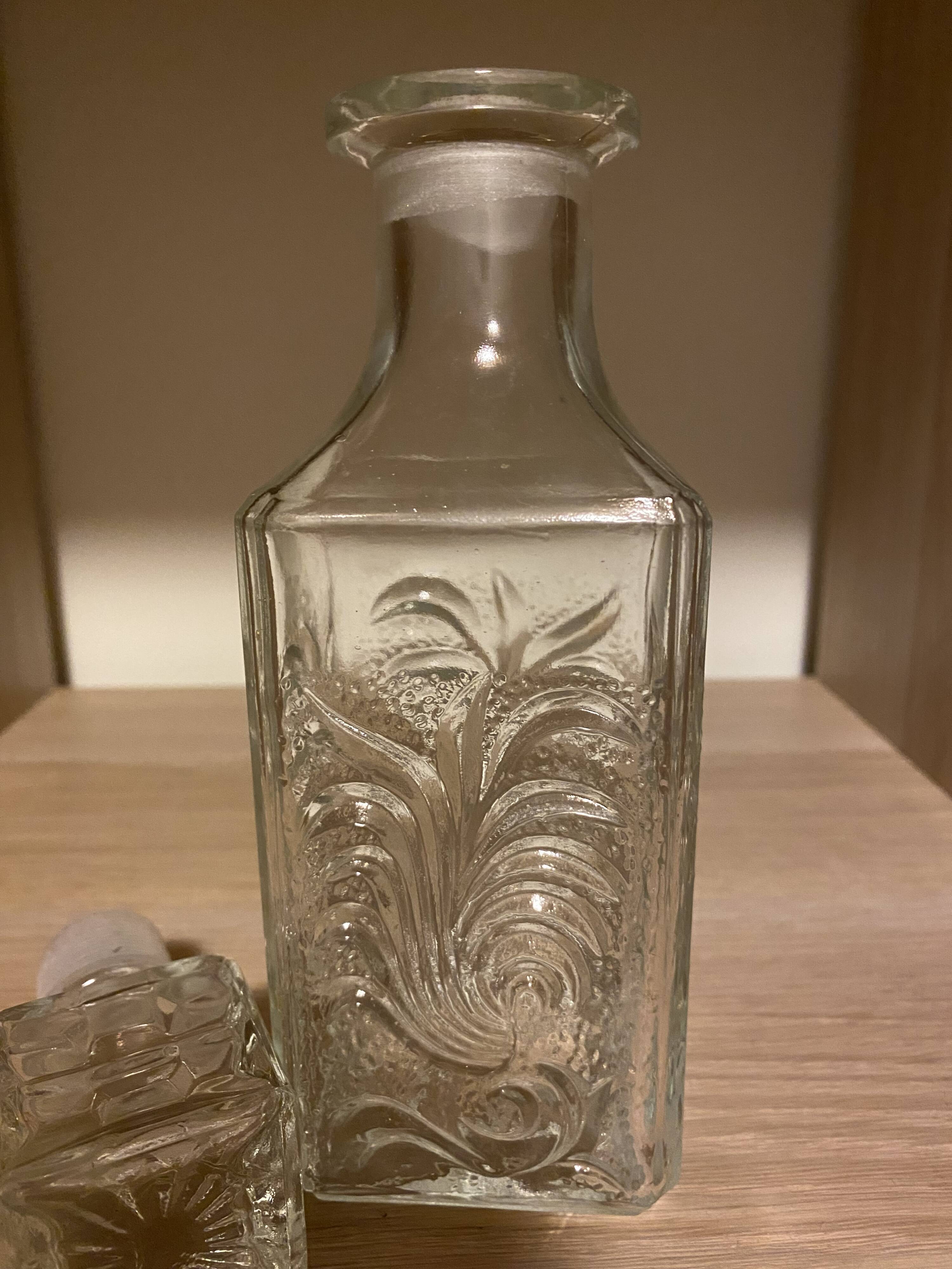 Carafe en verre ciselé