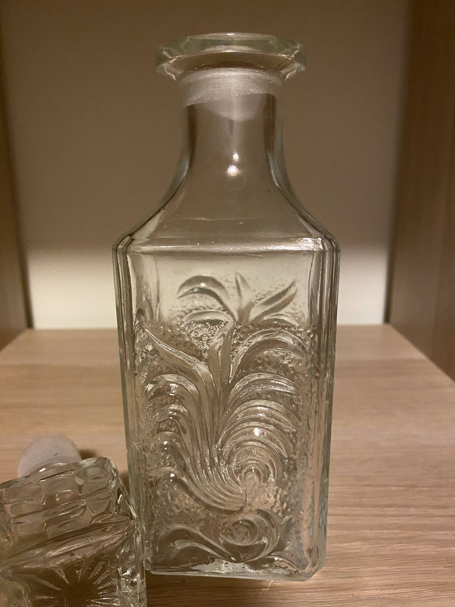 Carafe en verre ciselé
