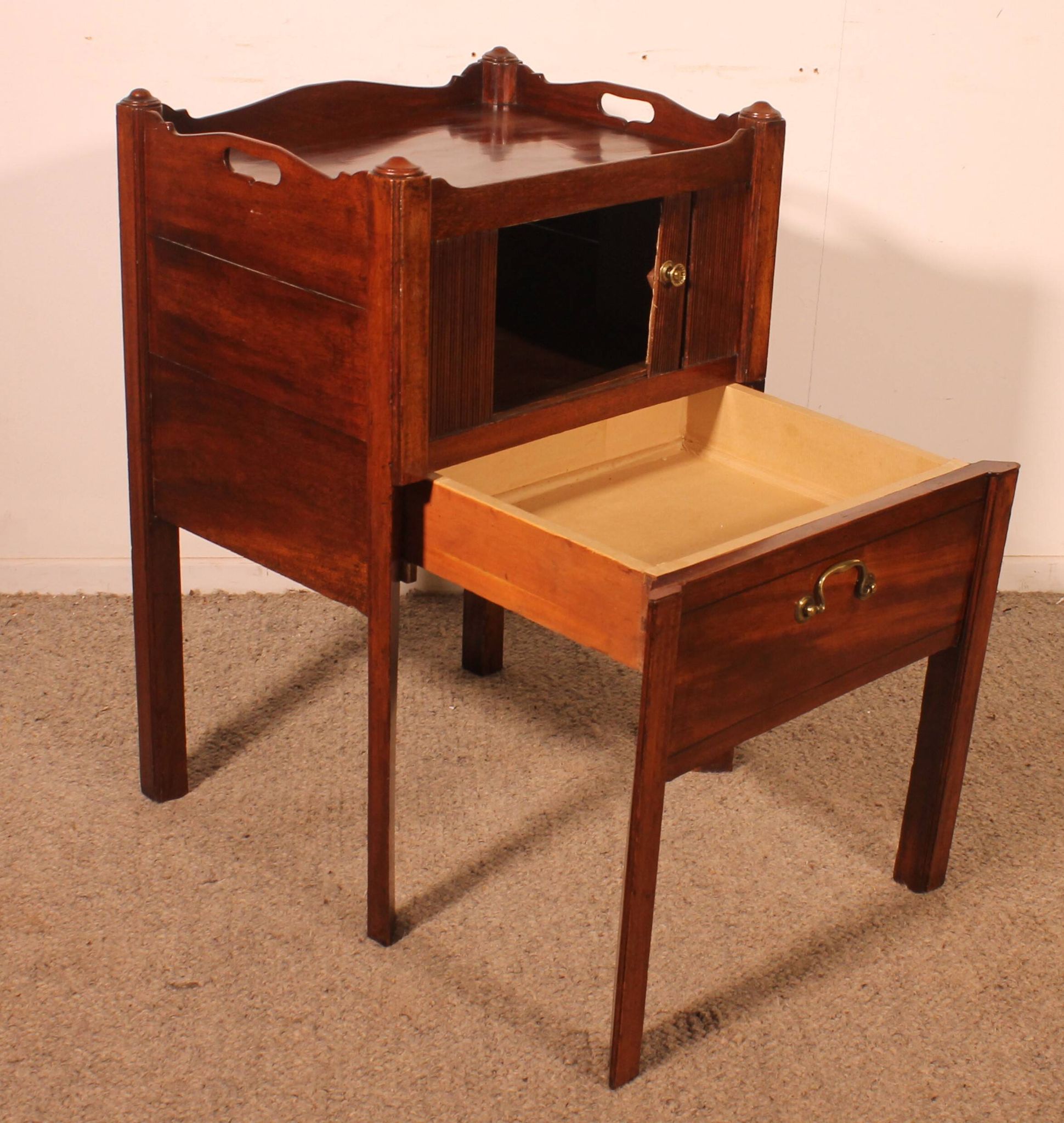 Mahogany curiosity cabinet - 18th century
