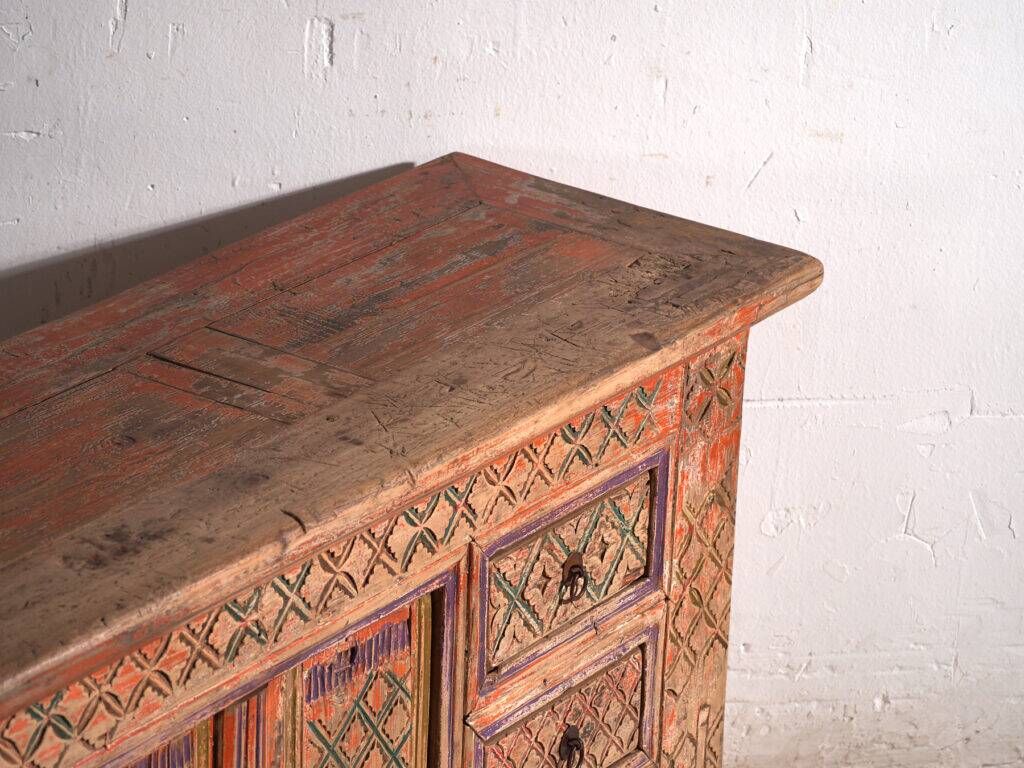 Meuble bas ancien sculpté polychrome en sapin – Xinjiang, vers 1900