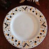 Round peedouche dish in Gien earthenware, birds and orange and black berries