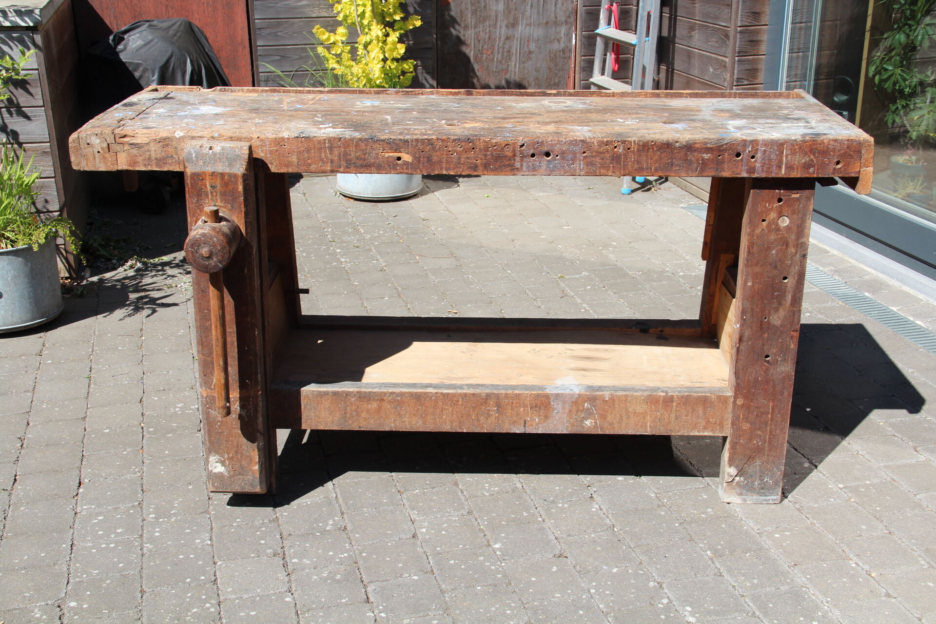 Industrial establishment with old vice 170 cm