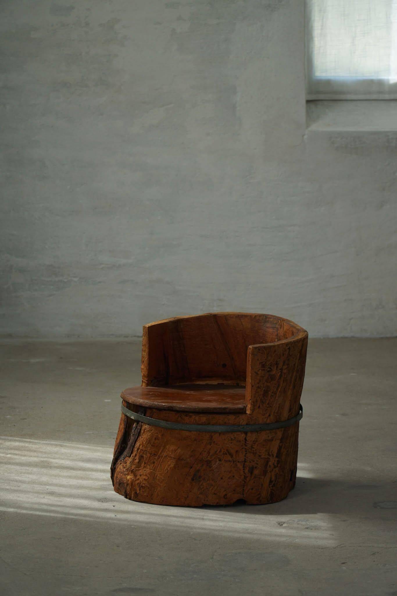 Primitive stump seat in pine, hand-carved, modern Swedish, Wabi Sabi, 1900s.