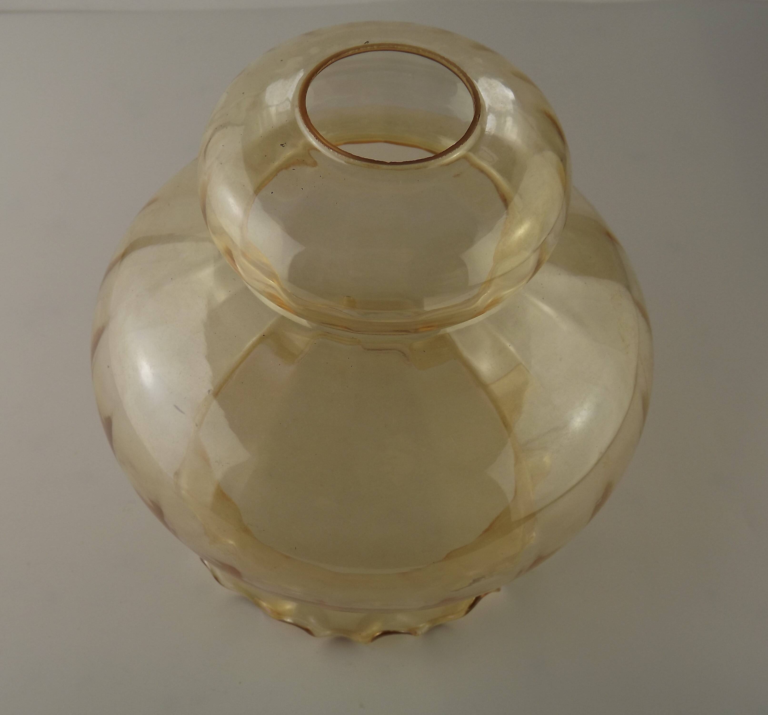 Grand abat-jour en verre ambré du milieu du siècle avec effet nervuré et bord festonné