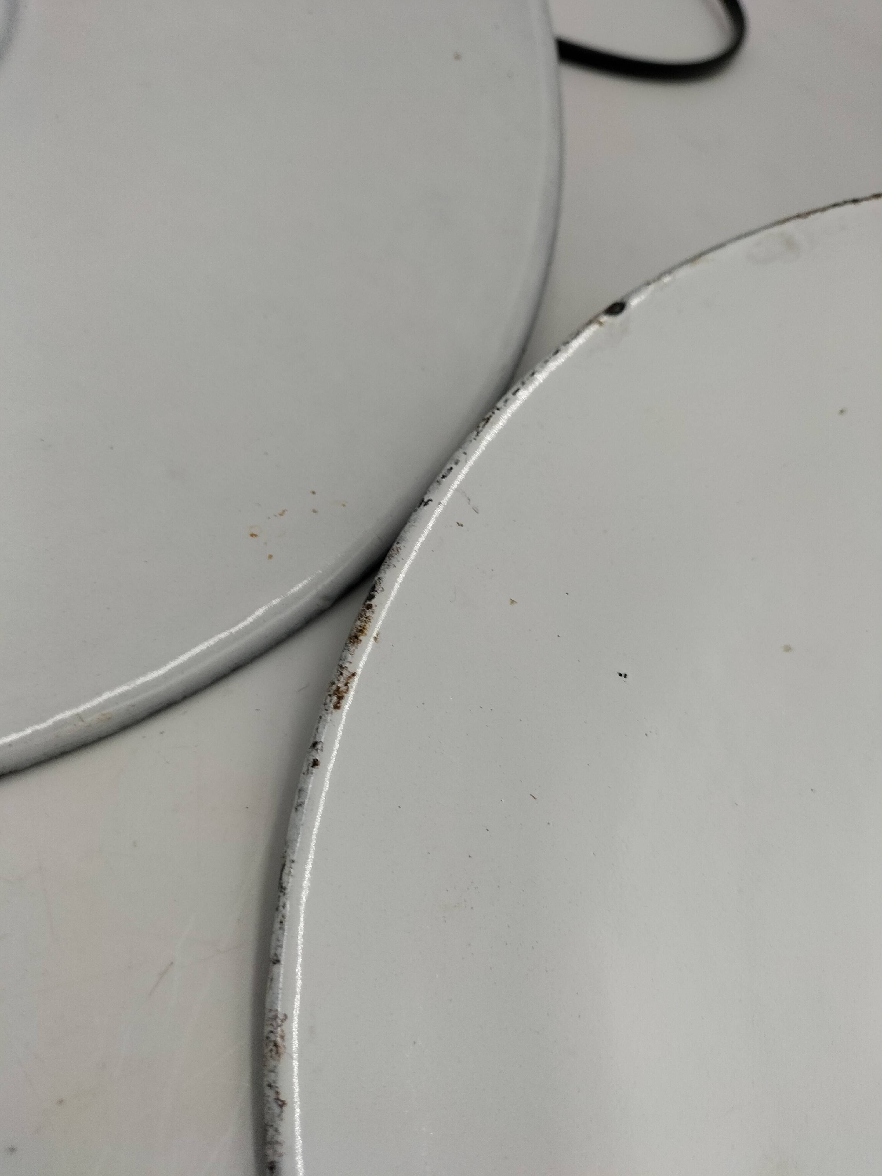 Suspensions tôles émaillées