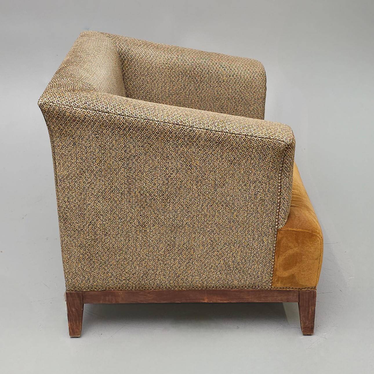 Contemporary club chair