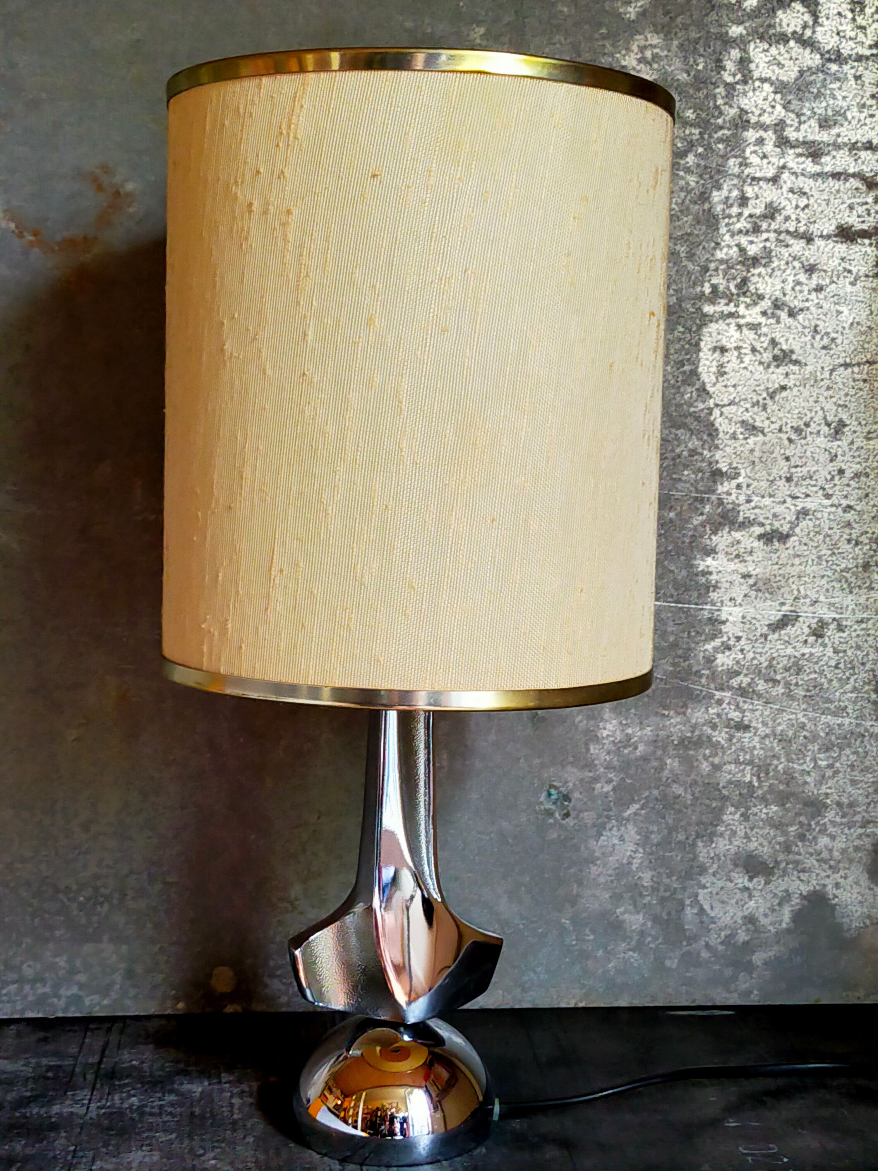 Lampe moderniste métal chromé années 70, abat-jour en toile beige