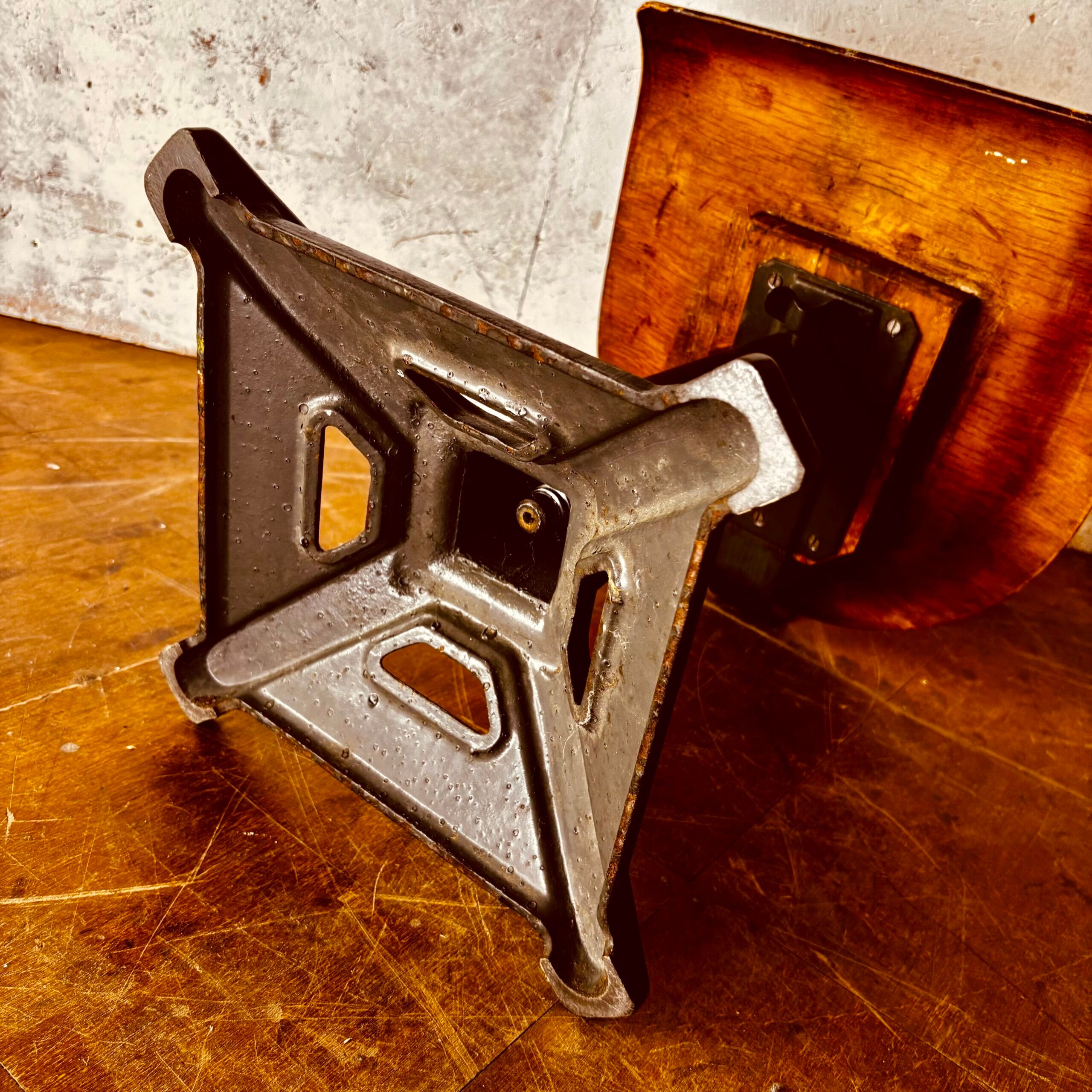 Adjustable Singer workshop chair with Eiffel base