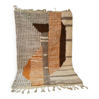 Ecru Moroccan rug with geometric patterns 250cm x 150cm