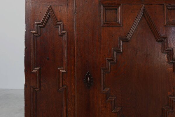 Armoire ancienne française en chêne sculpté à la main du XVIe siècle