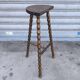 Tabouret tripode en bois massif