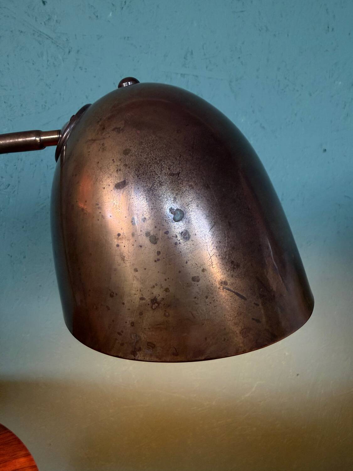 Une lampe de table moderniste en laiton raffiné conçue par Vilhelm Lauritzen pour Fog & Mørup.