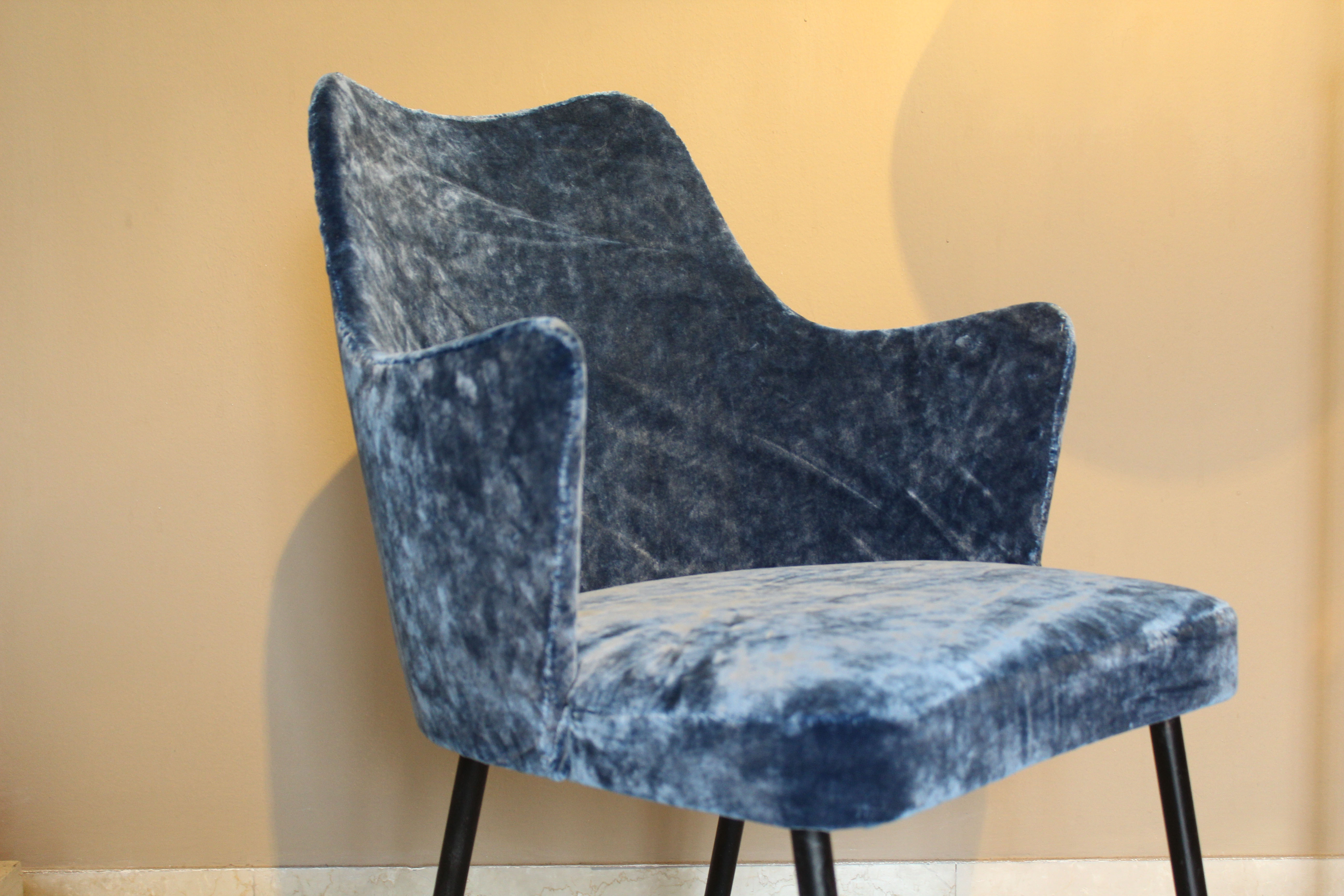 Armchair in blue velvet, Italy 1950s
