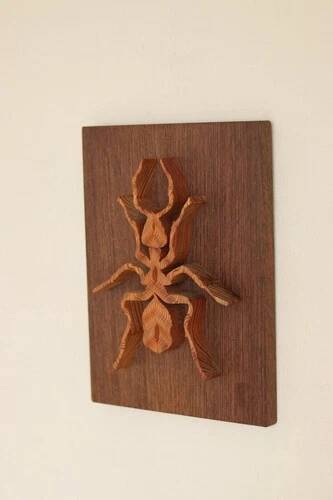 Plaque décorative en bois avec motif d'insecte