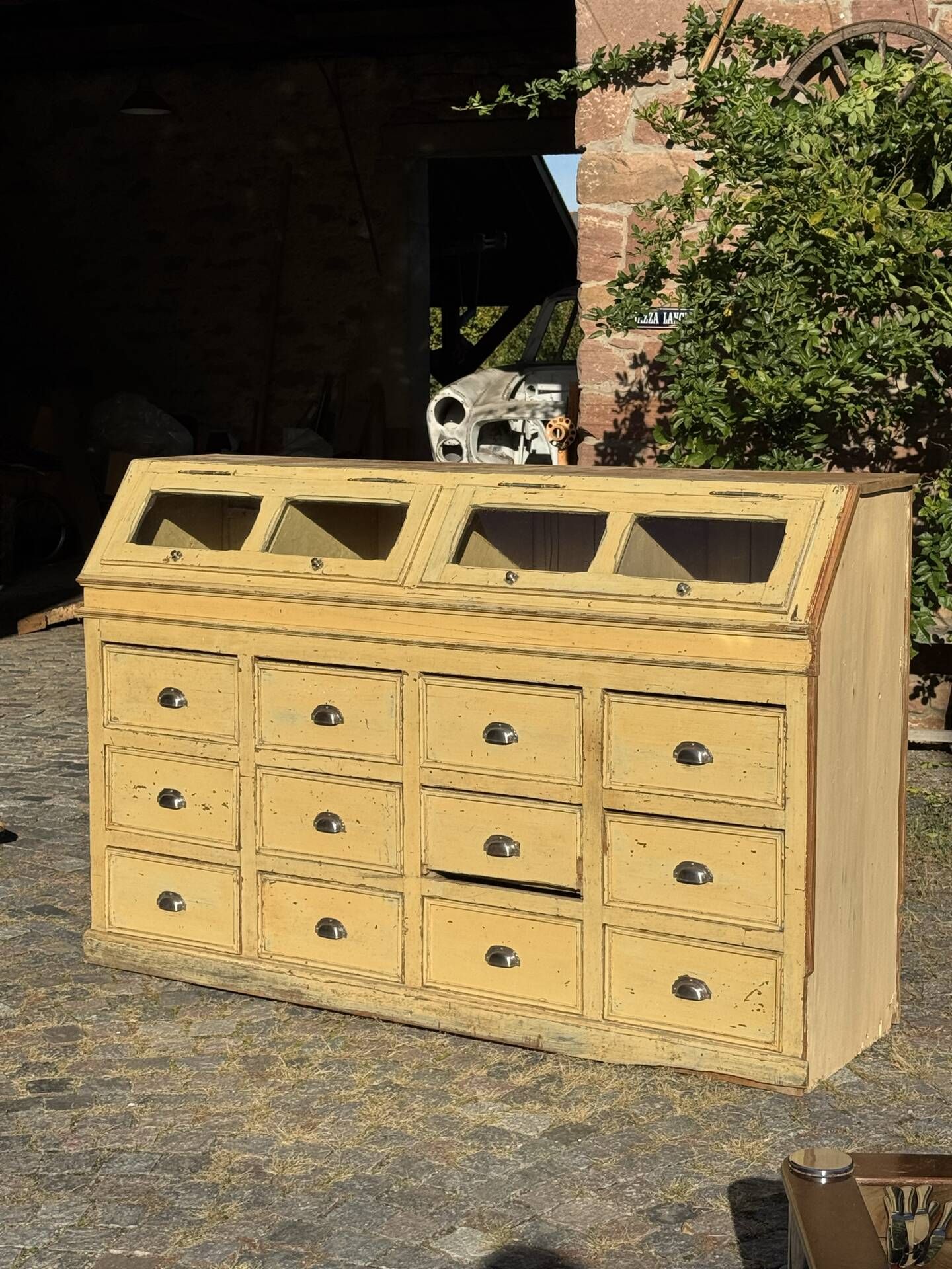 Workshop cabinet with drawers