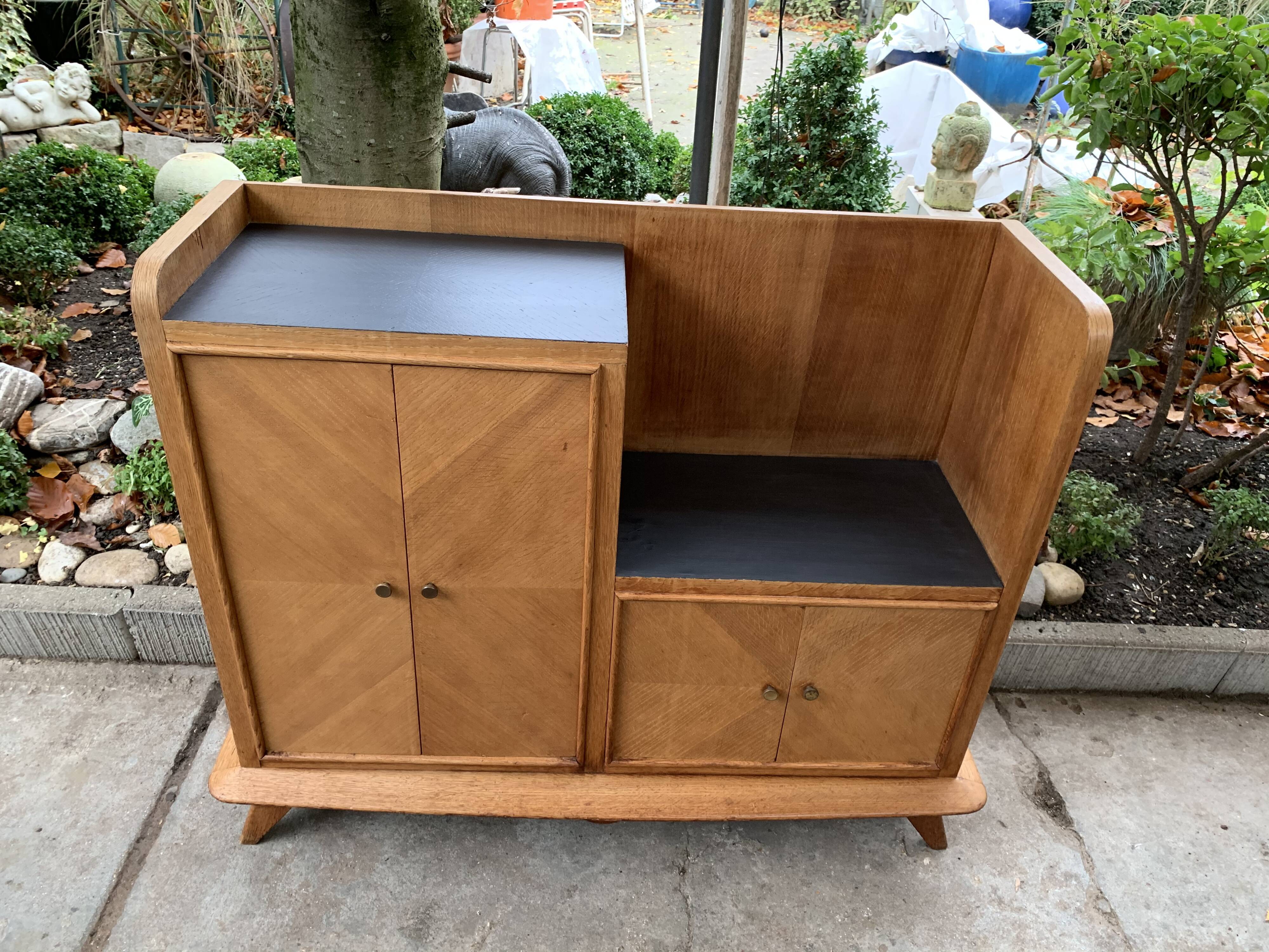 Buffet asymmetrical compass feet