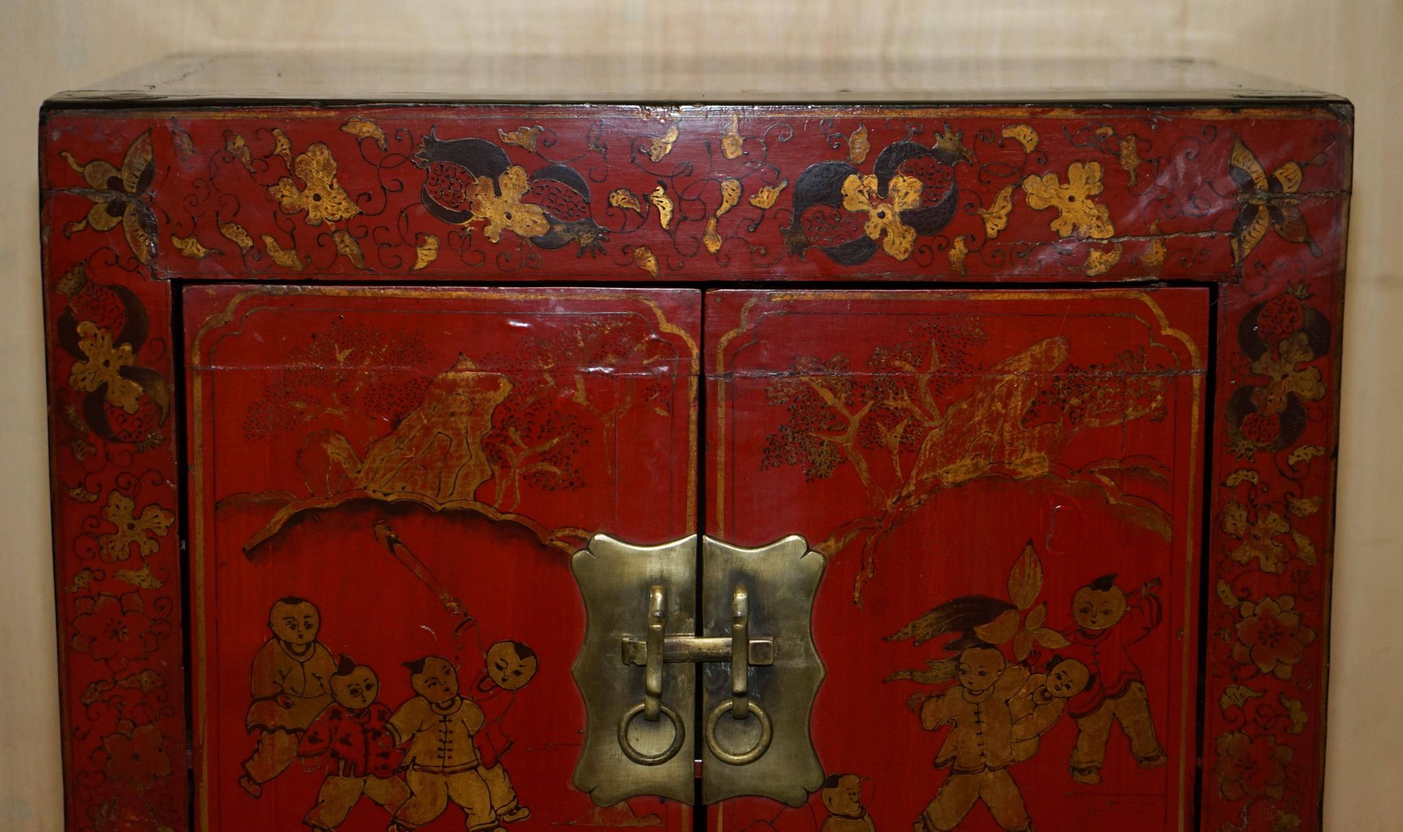 Armoirechinoise antique laquée à la main, grande armoire latérale