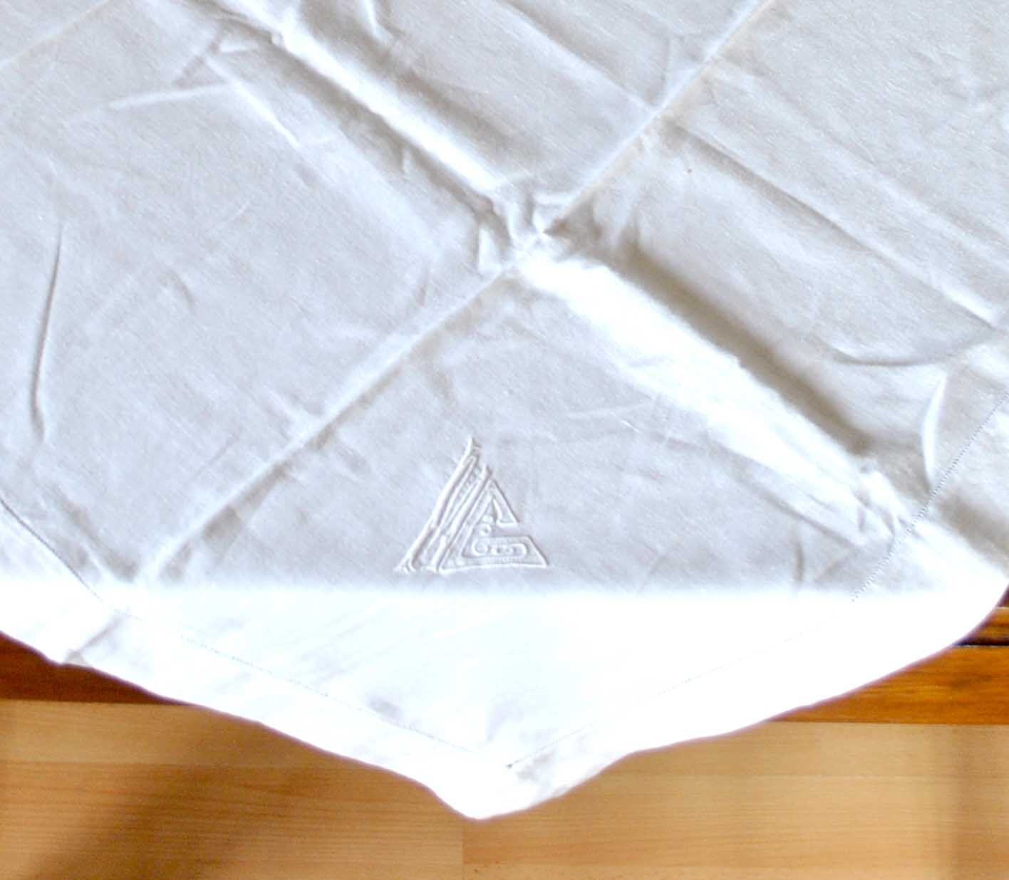 Vintage country tablecloth in embroidered cotton