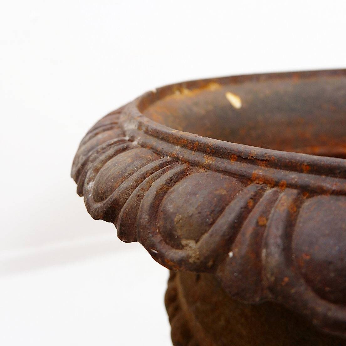 Pair of Medici cast iron planters - Late 19th century