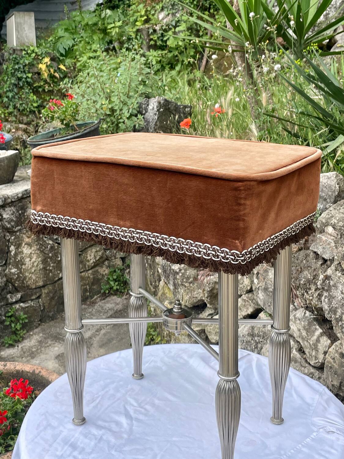 Charmant tabouret en velours marron et métal chromé