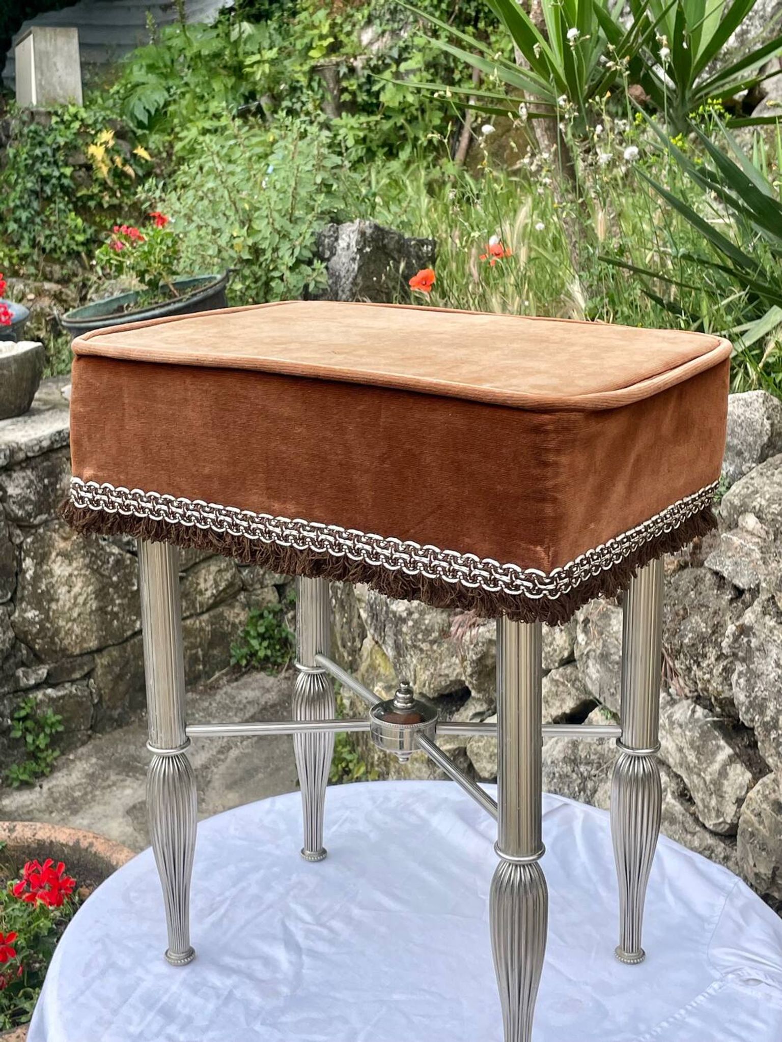 Charming stool in brown velvet and chrome metal