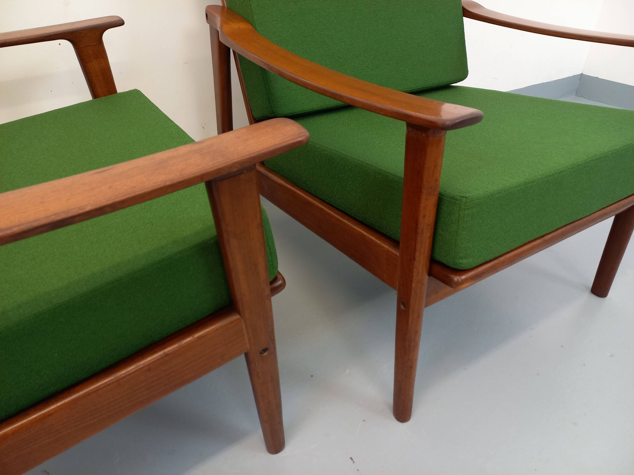 Pair of vintage Scandinavian armchairs in teak and green fabric from the 1960s.