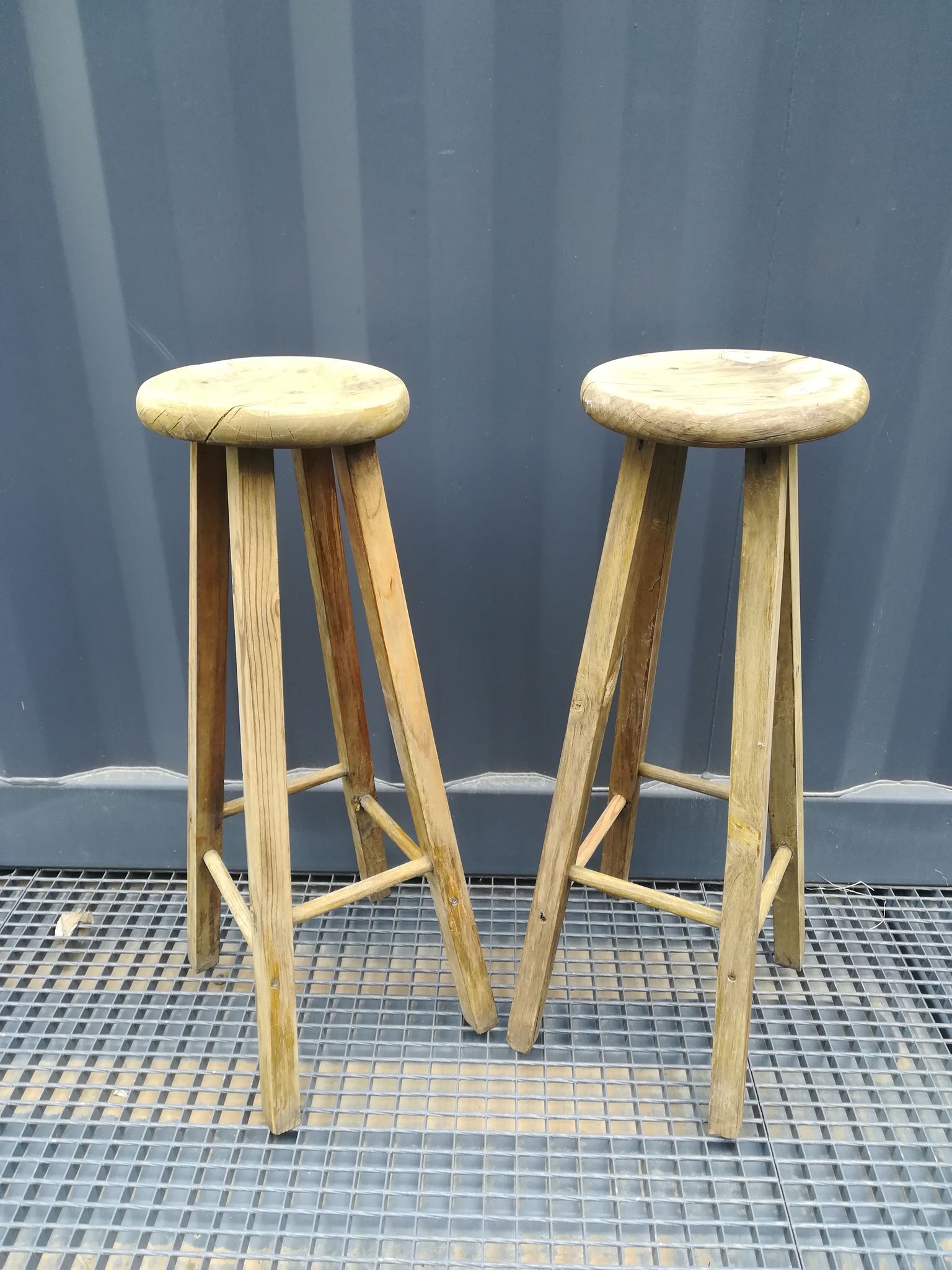 Duo de sellettes en bois brut