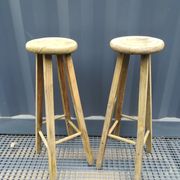 Duo de sellettes en bois brut