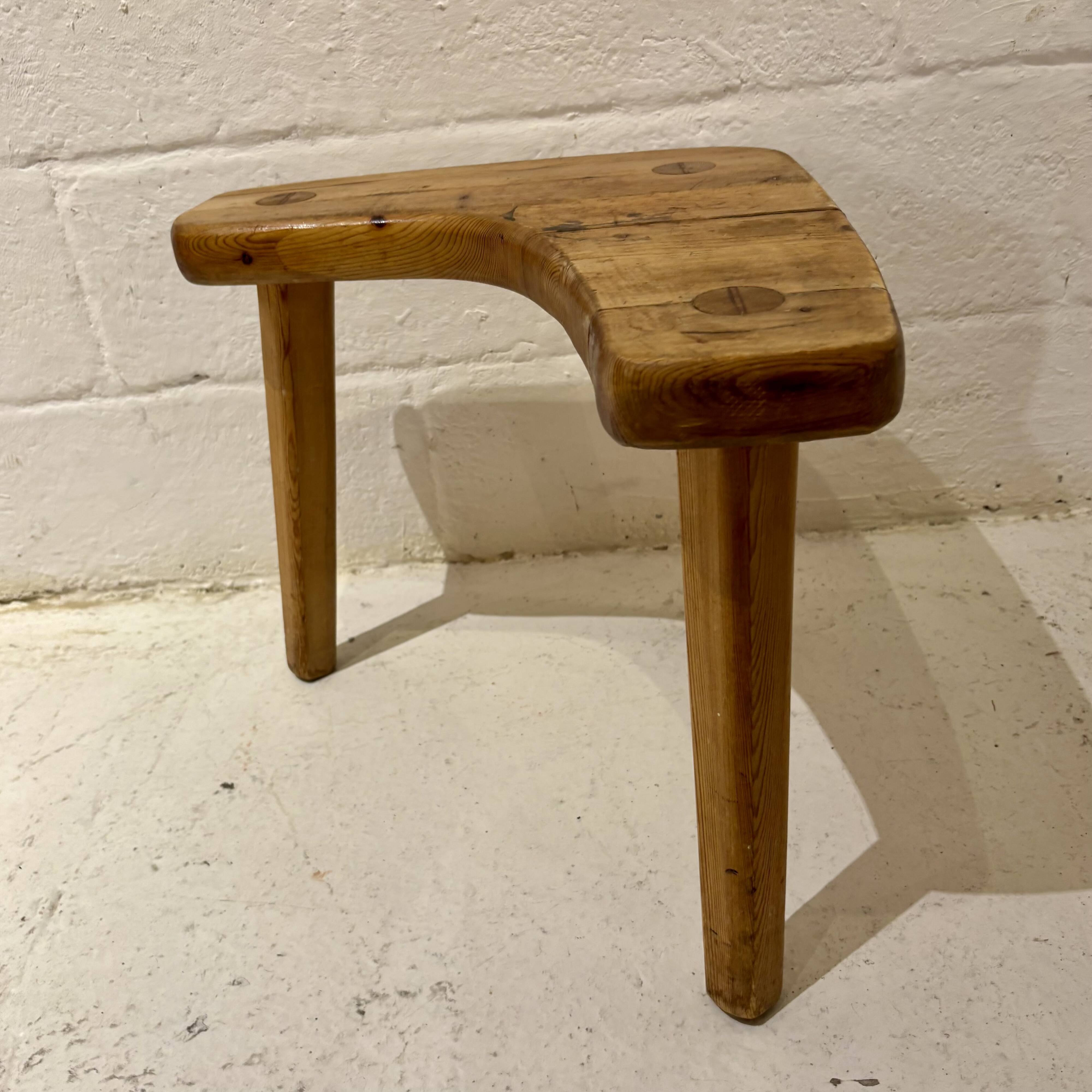 "Free Form" stool in pine – Stig Sandqvist (attr.), Sweden