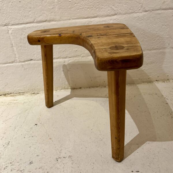 Tabouret “Forme Libre” en pin – Stig Sandqvist (attr.), Suède