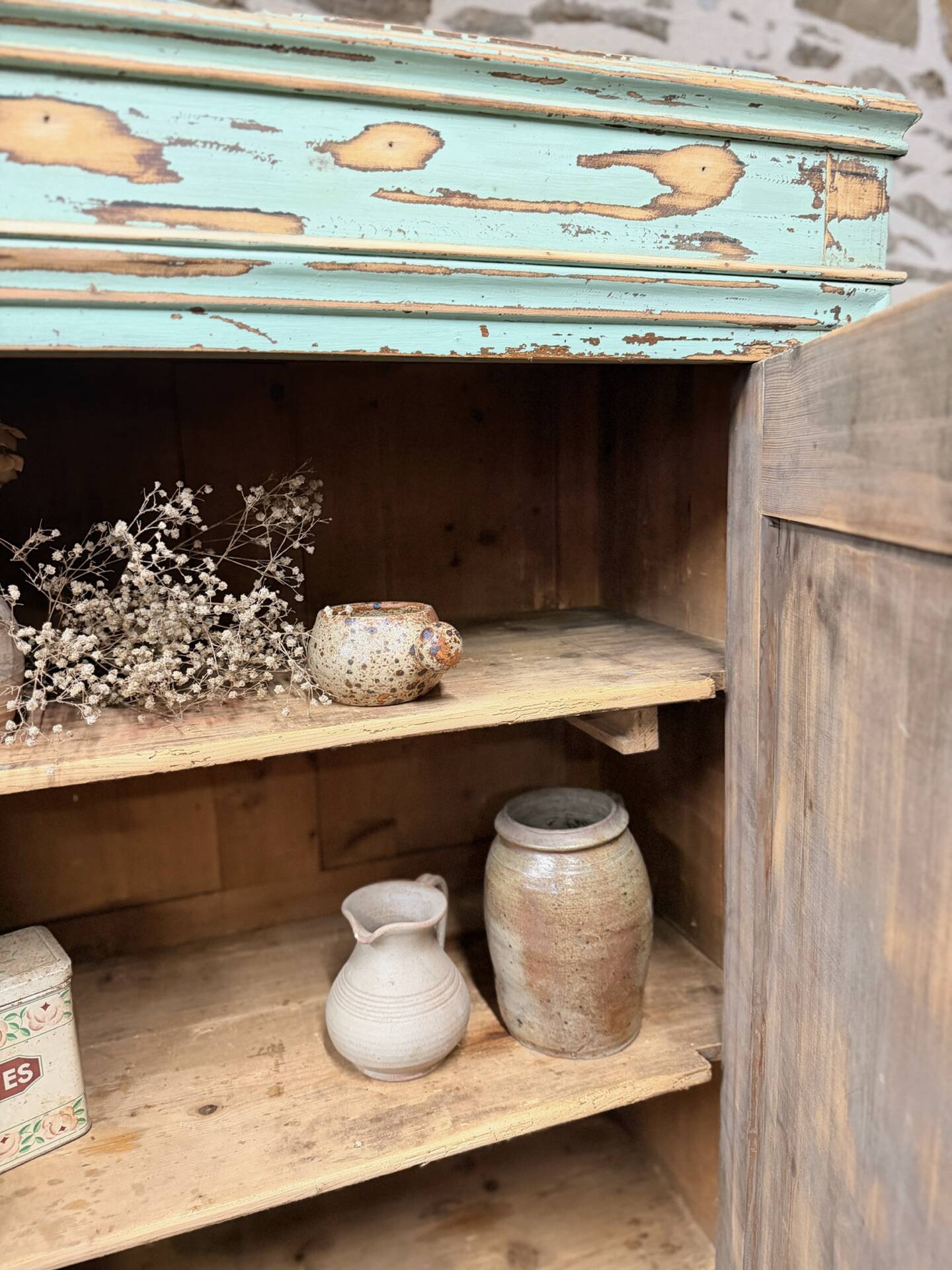 Superb vintage patinated bonnetière
