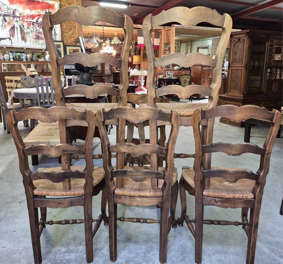 Suite de six chaises provençales en noyer, datant du début du XXe siècle
