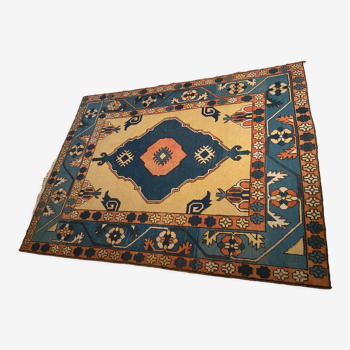 ancient oriental rug in hand-woven wool Central Asia Türkiye