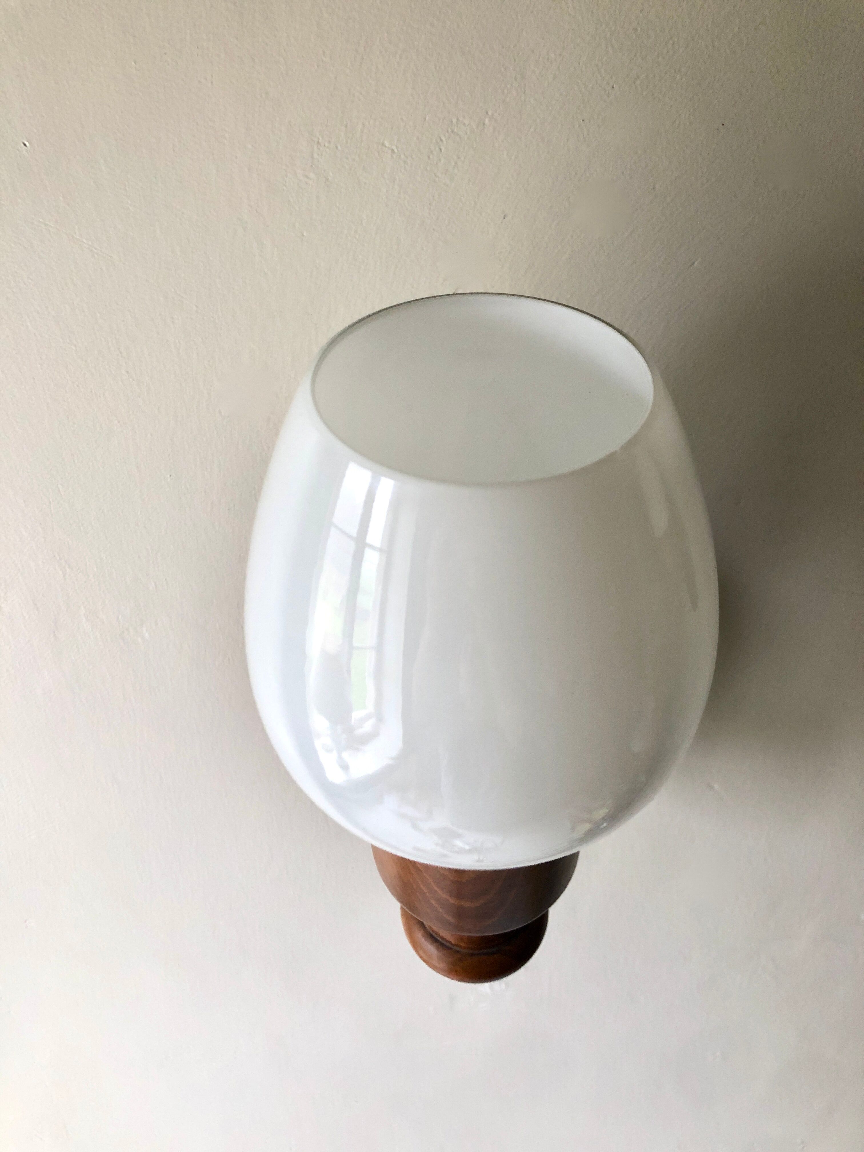 Paire d'appliques 1980 bois et opaline