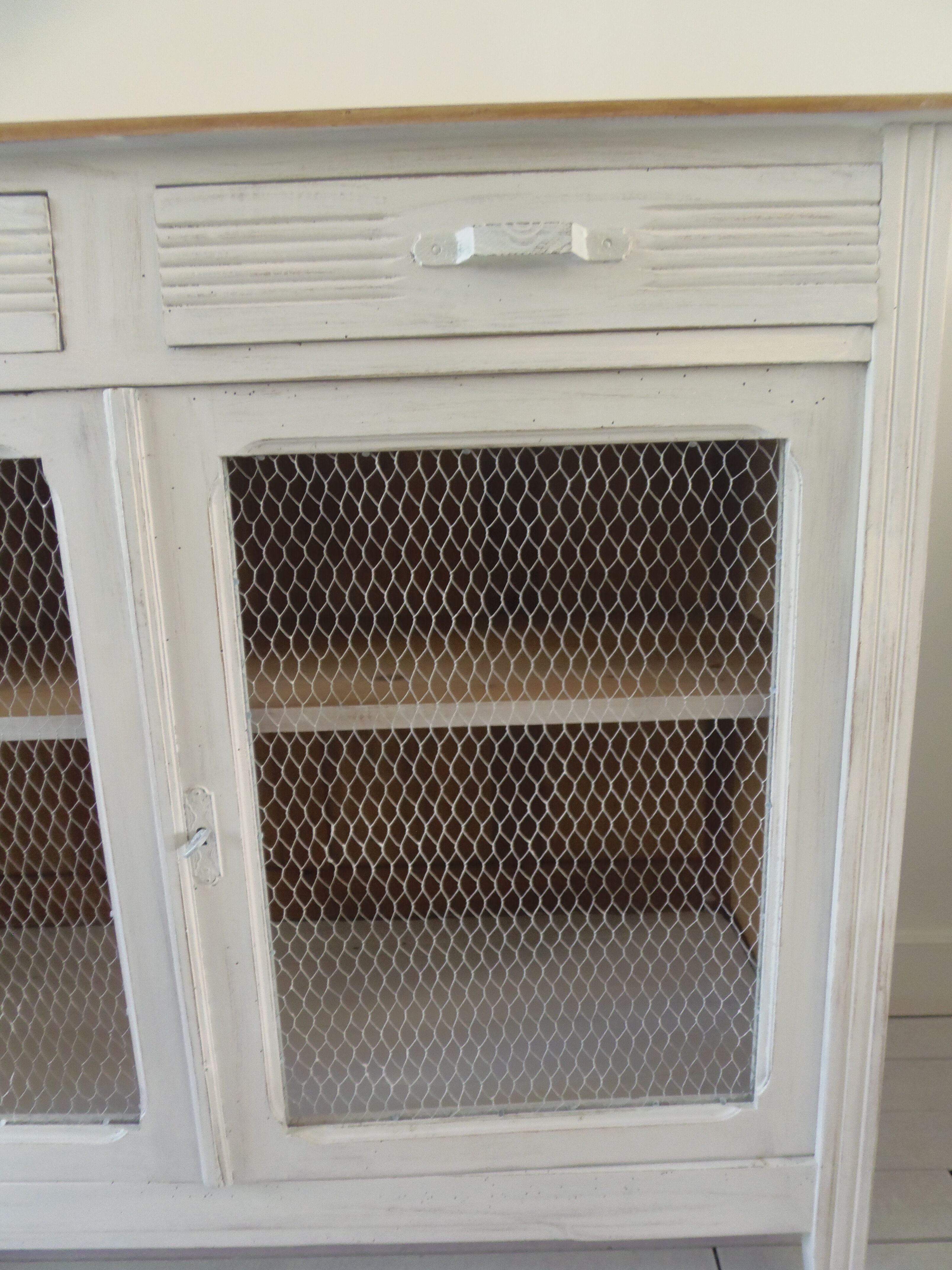 Buffet vintage patiné gris perle blanc poudré à portes grillagées