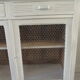 Buffet vintage patiné gris perle blanc poudré à portes grillagées