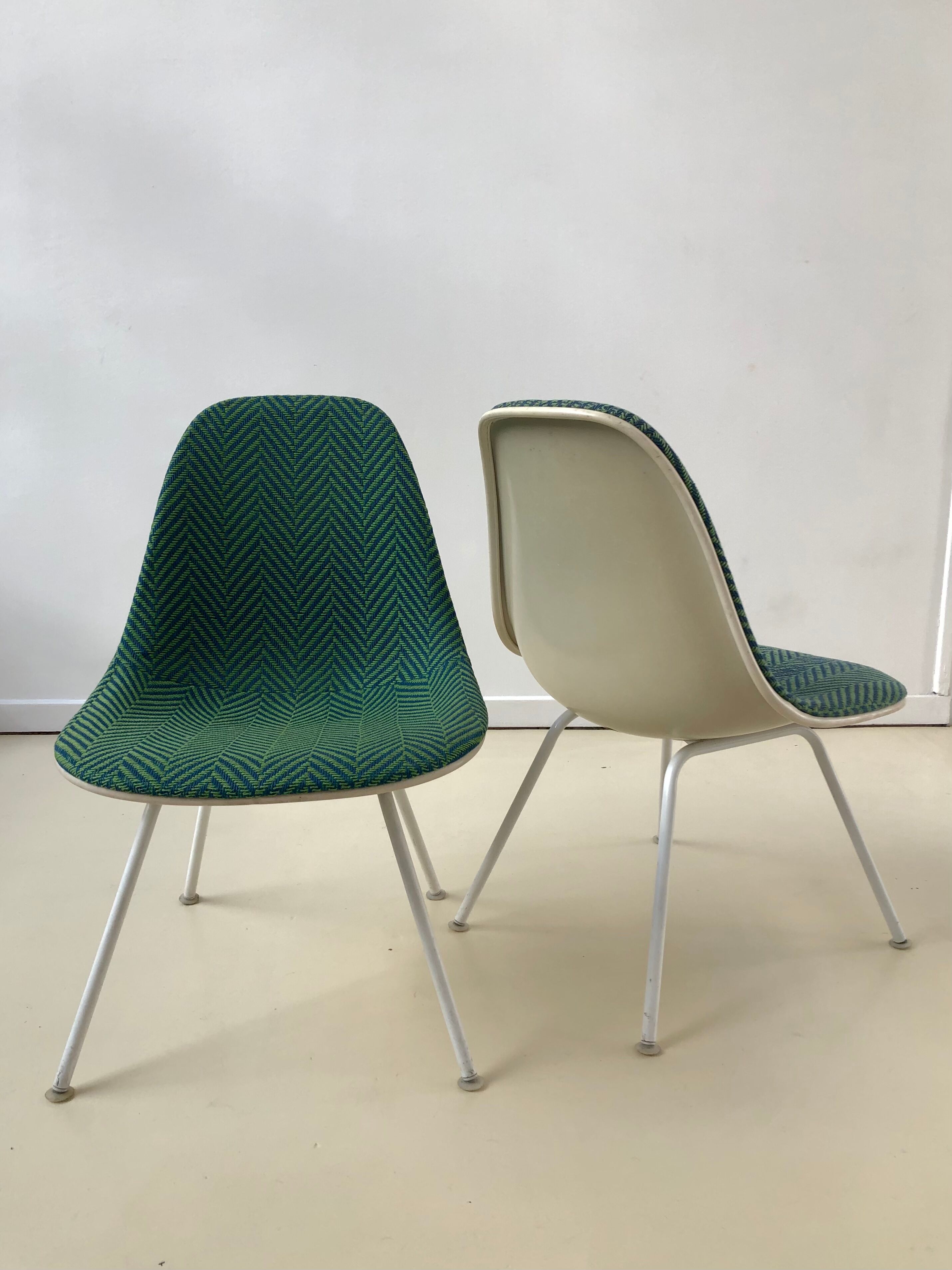 Pair of chairs low base Charles and Ray Eames, fabric Alexander Girard, ed. Herman Miller, 1970