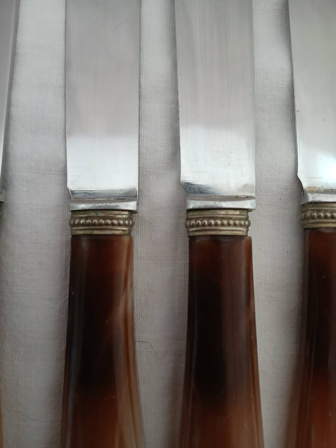 12 couteaux anciens en bakélite + inox