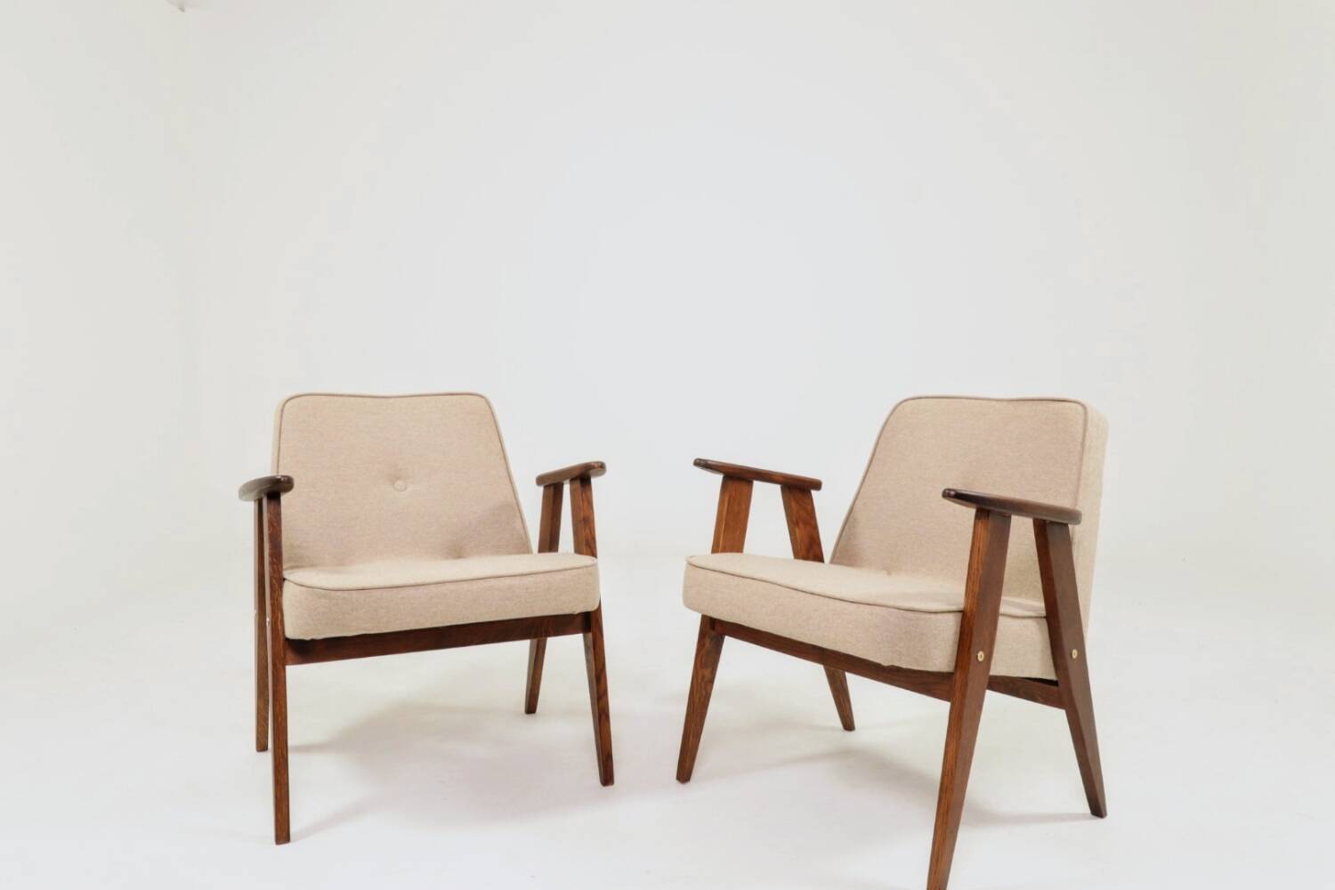 Mid-century modern armchair in camel wool with oak wood.