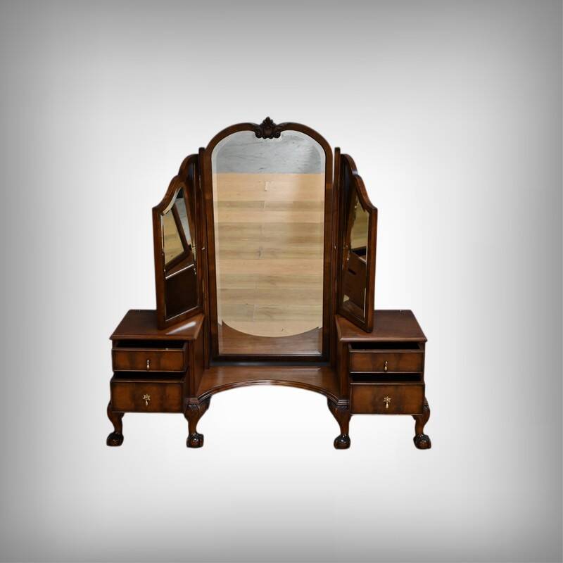 Walnut dressing table, Chippendale style, England – 1930