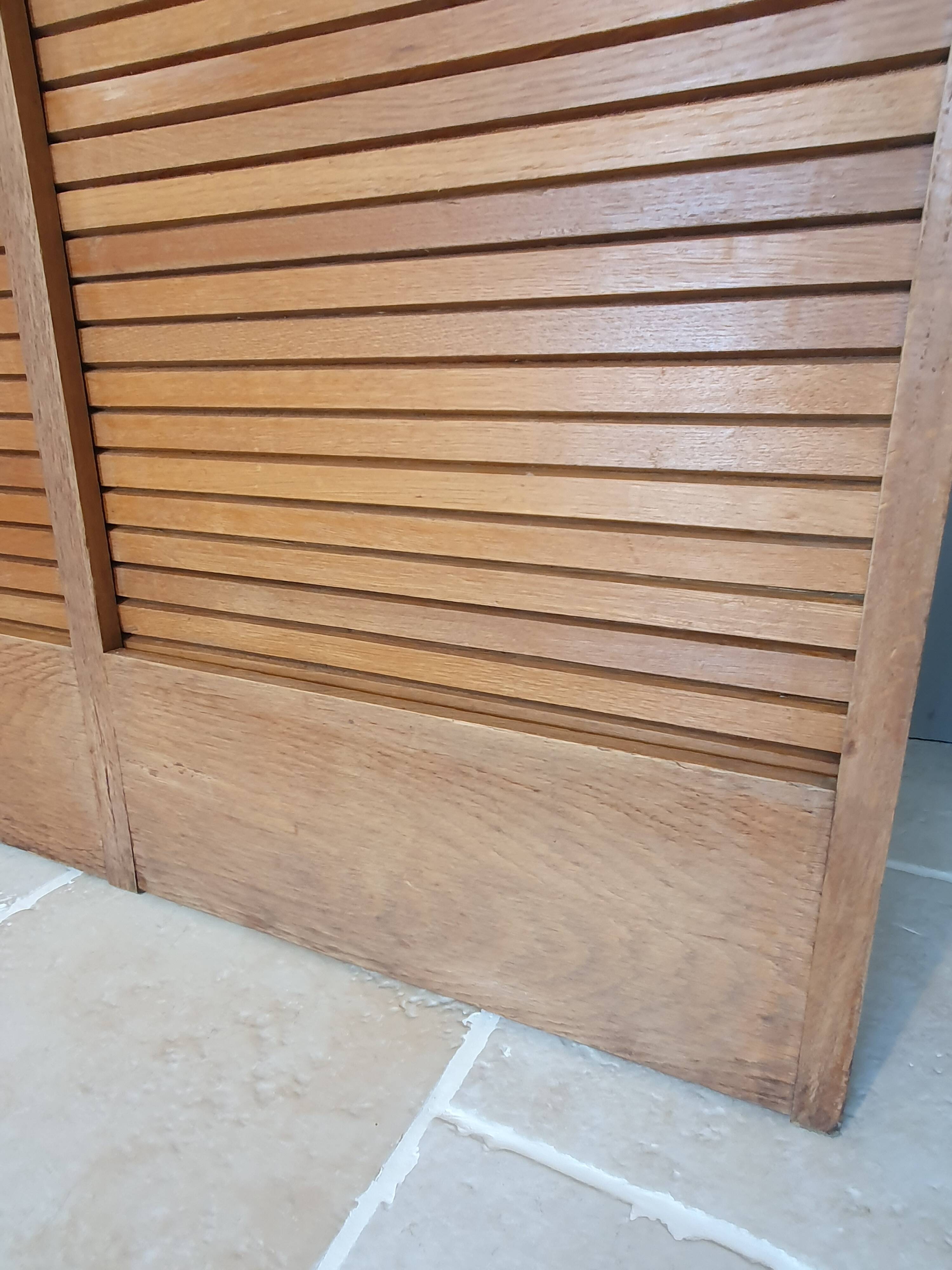 Double curtain cabinet