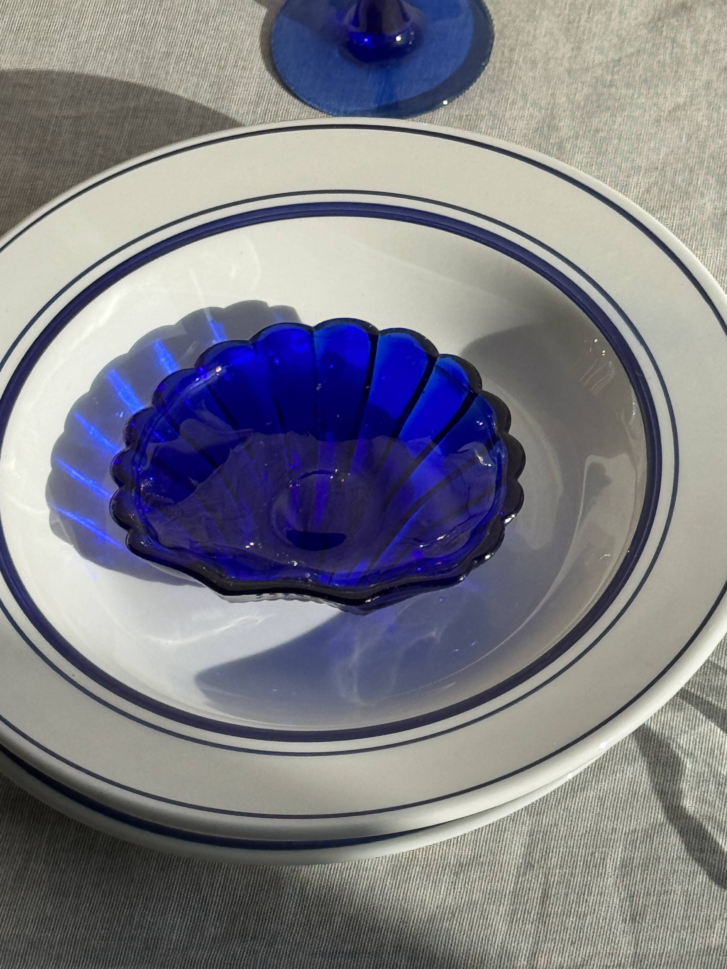 Coupelle coquille en verre bleu D10