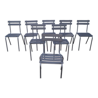 Suite de 8 chaises de bistrot en acier