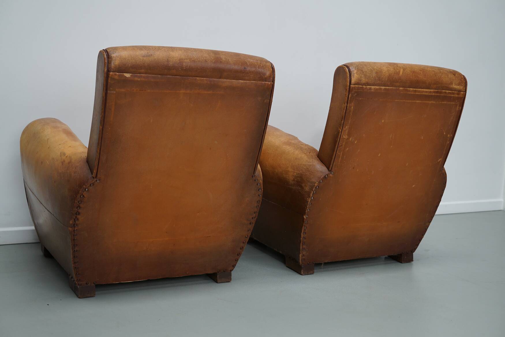 Paire de fauteuils club vintage en cuir cognac français, lot de 2
